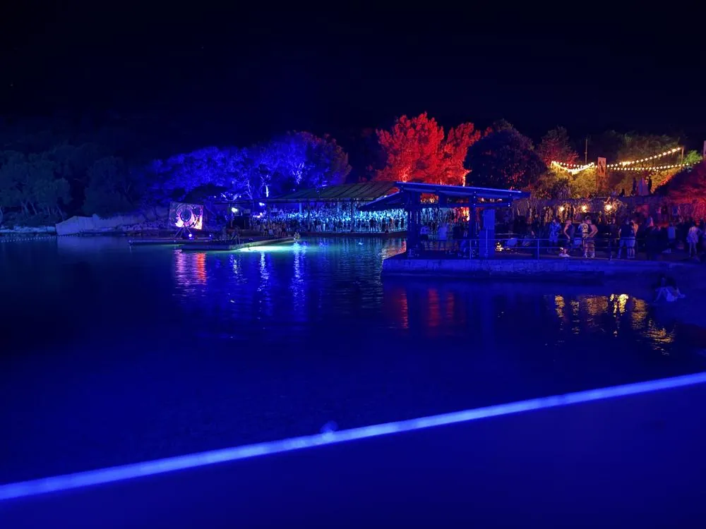 Bucht mit Cocktailbar bei Nacht, Kroatien